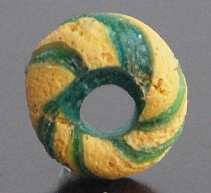 クリアな青緑に鮮やか黄で、回転する輪状モチーフを描くモザイク平玉　前後～6C頃の