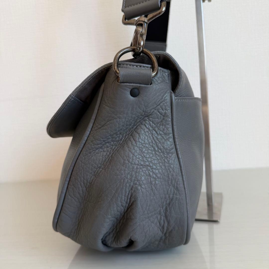 ヴィヴィアンウエストウッド　ショルダーバッグ　レザー　オーブ　大容量　グレー