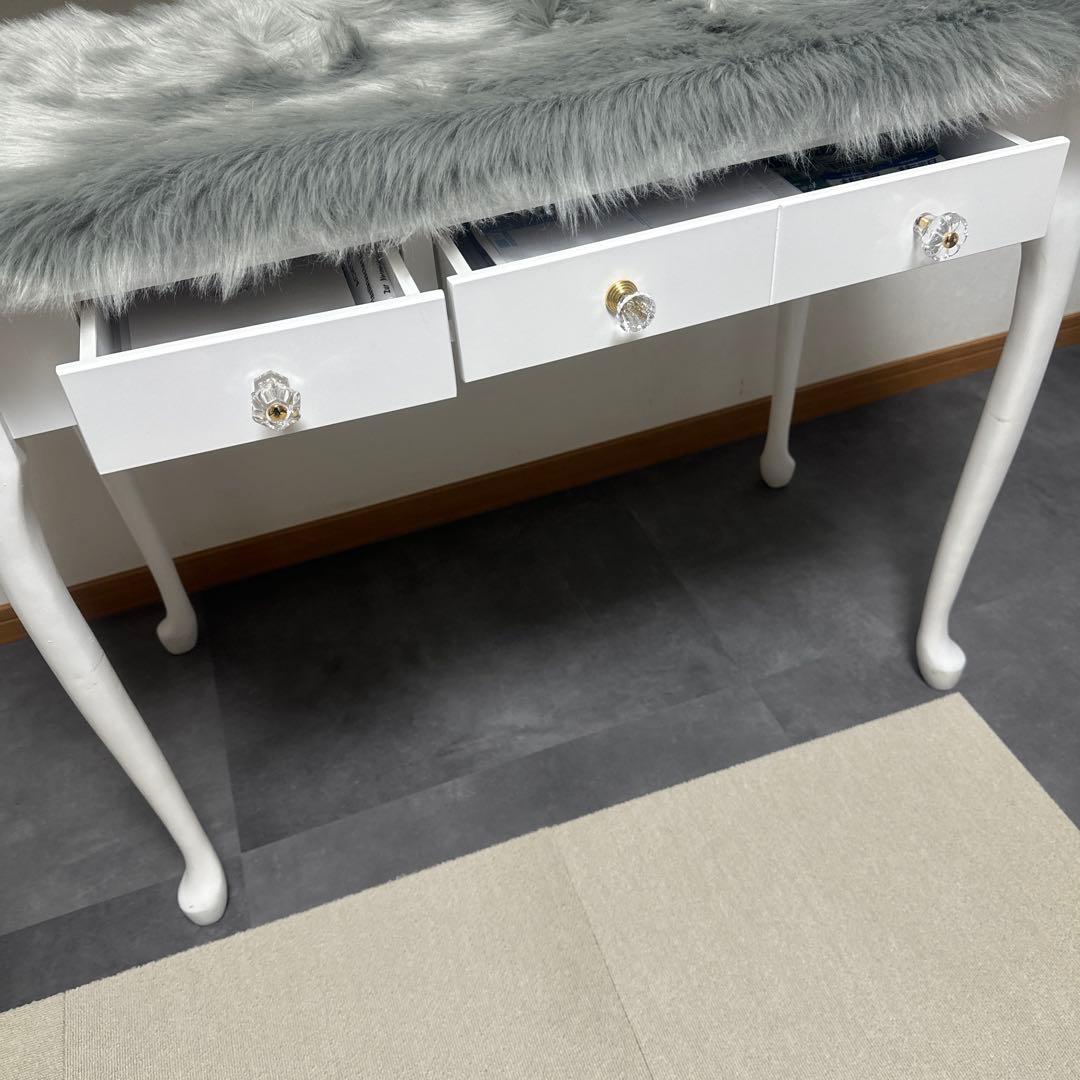 最終値下げ‼️早い者勝ち‼️ファー付❤︎ホワイトクラシックテーブル 引き出し付き