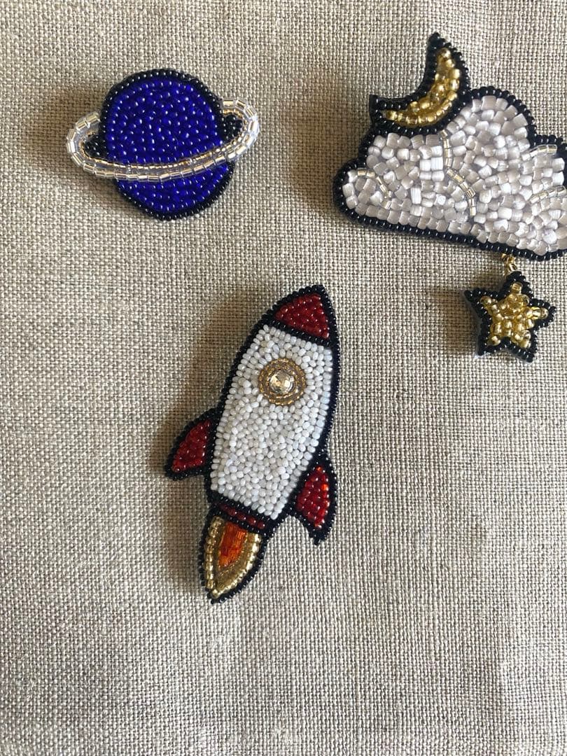 【あい】オートクチュールビーズ刺繡　ロケットブローチ、虹ブローチ