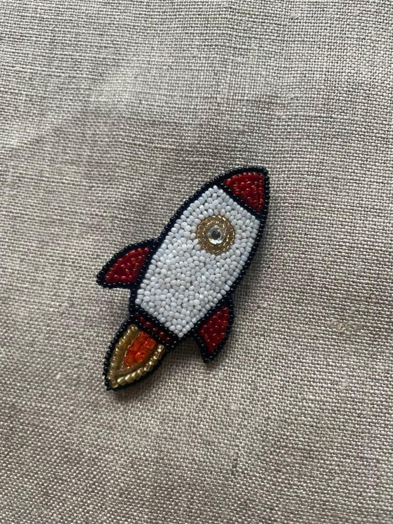 【あい】オートクチュールビーズ刺繡　ロケットブローチ、虹ブローチ