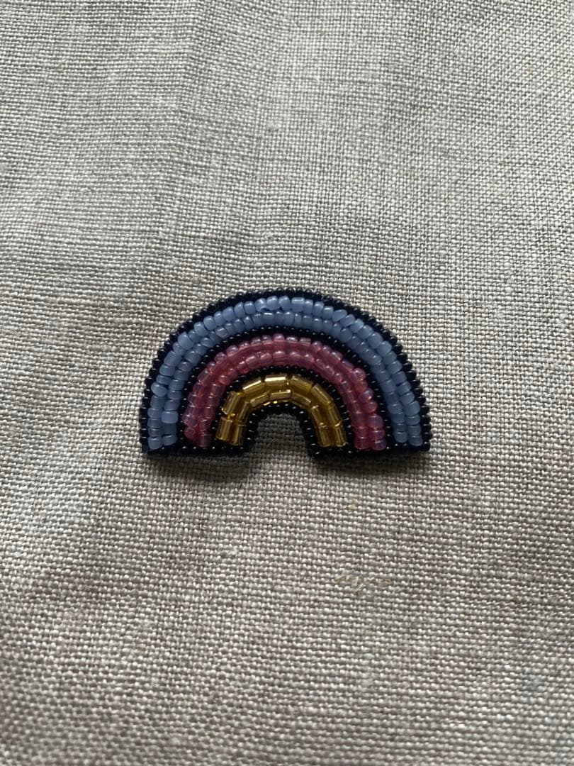 【あい】オートクチュールビーズ刺繡　ロケットブローチ、虹ブローチ