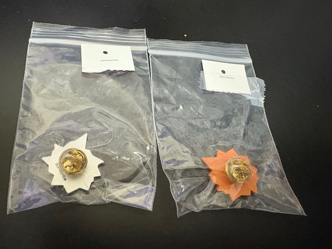 小物 supreme Bullet Hole Pin 2color set