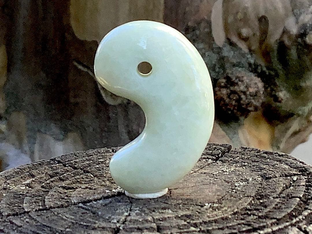 ✳一生物の守護石の高級勾玉を卸し値で‼️ 糸魚川翡翠　極上品　外部鑑定鑑別書付‼️