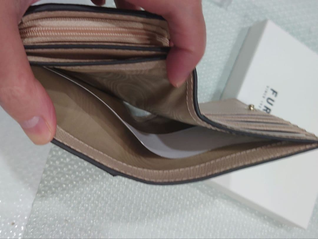 新品！フルラ FURLA カメリア Camelia コンパクト財布 M 財布