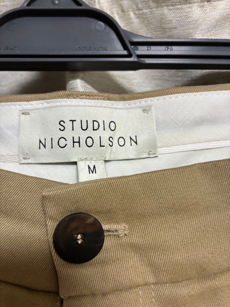 STUDIO NICHOLSON ベージュ チノパン M
