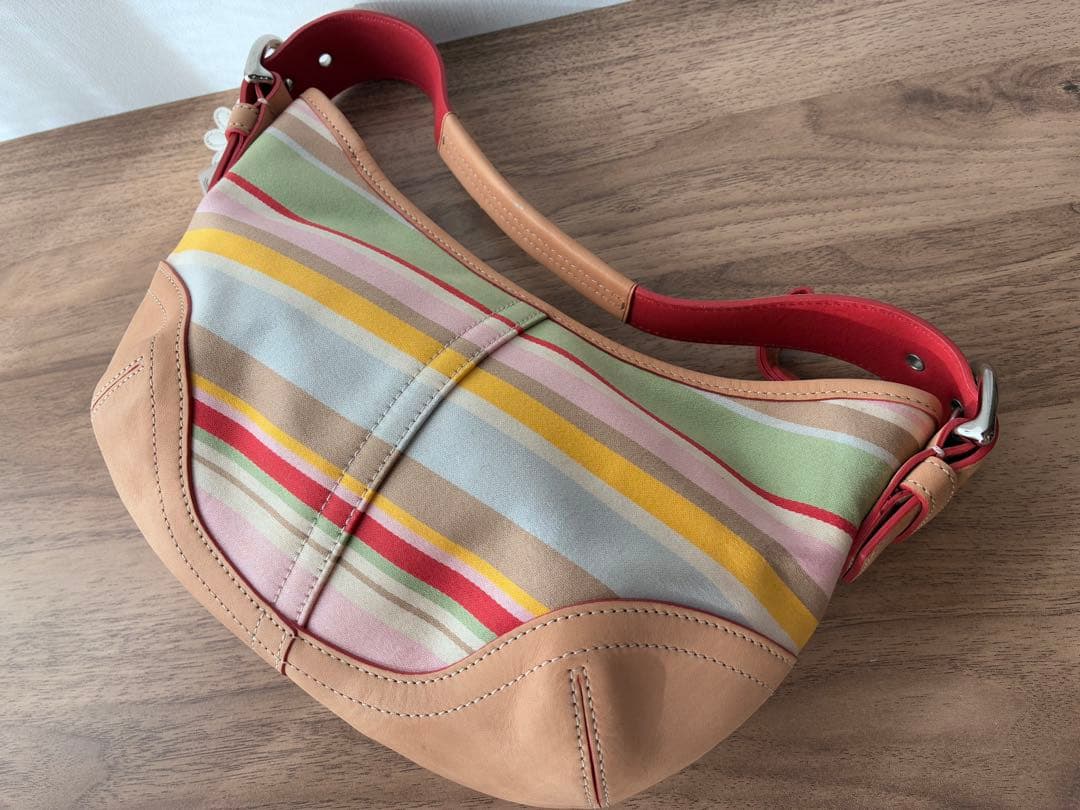 コーチ　カラフルボーダー　ホーボー　ハーフムーン　チャーム付き