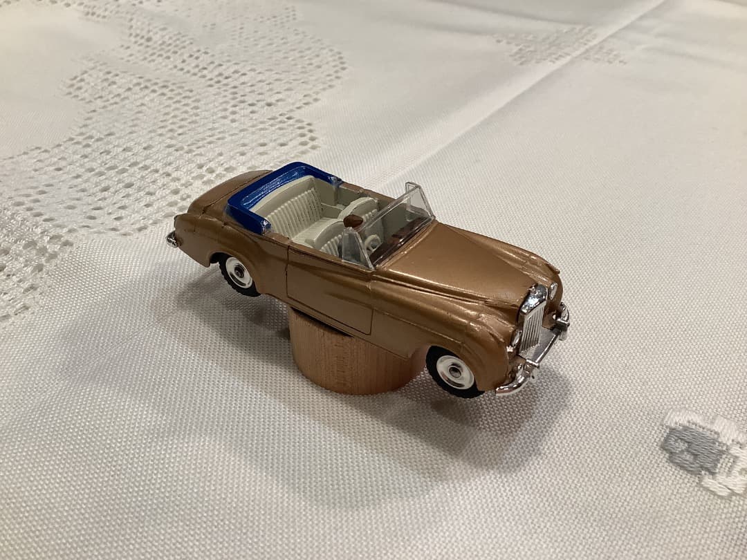 お値下げ！レアカラーDINKY TOYS BENTLEY ミニカー