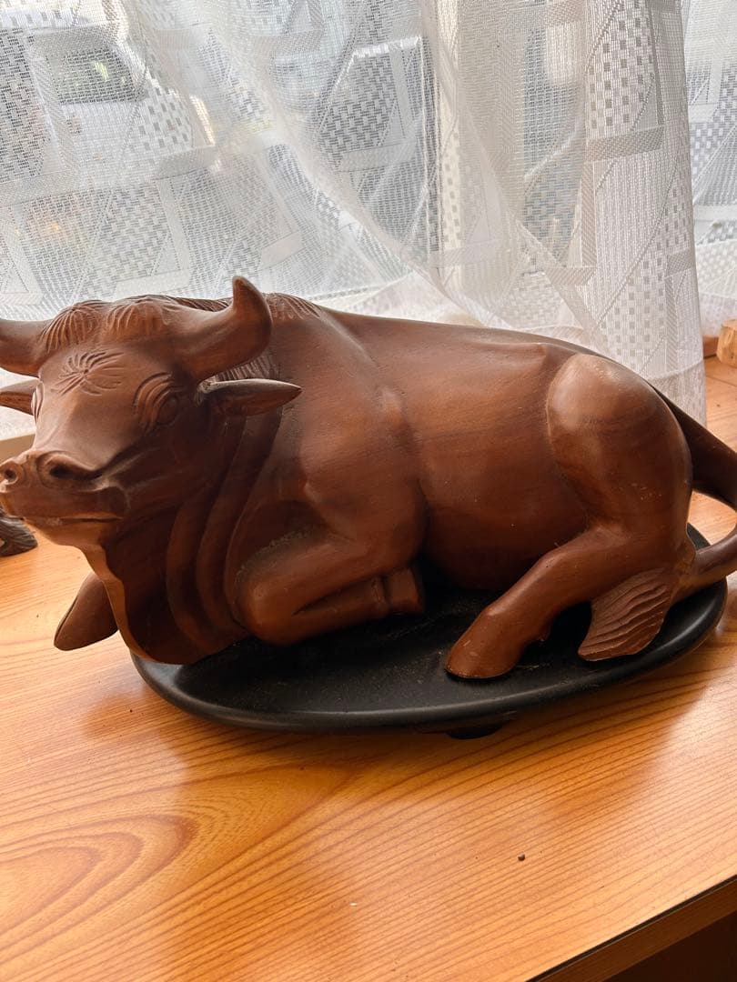 陶器製 牛の置物 黒色台座付き