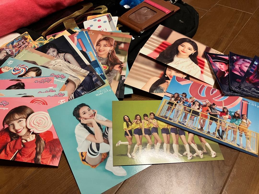 TWICEグッズまとめ売り/期間限定値下げ/トゥワイス/限定品/トレカ缶バッチ