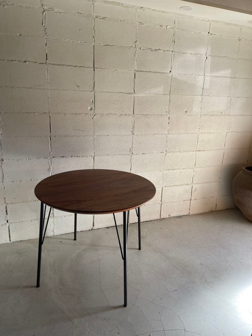 ウォールナット無垢　ダイニングテーブル　ラウンドテーブル　アイアン脚　北欧モダン