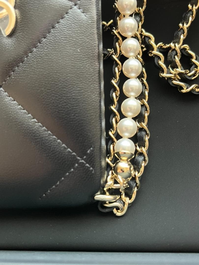 新品未使用 ★CHANEL★チェーン クラッチ iPhone 15Pro ケース