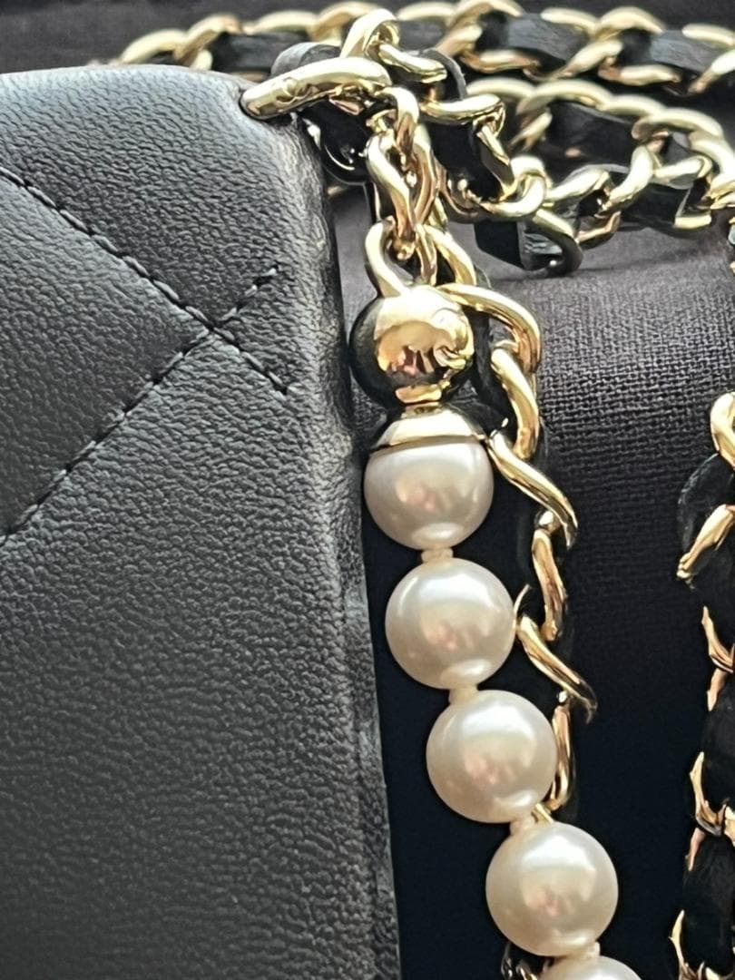 新品未使用 ★CHANEL★チェーン クラッチ iPhone 15Pro ケース