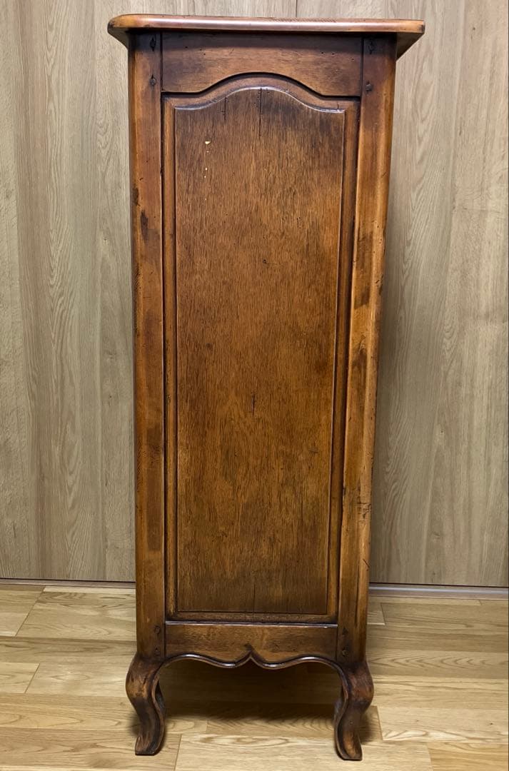 アンティークなチェスト