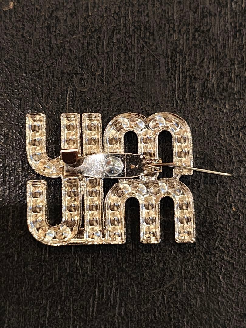 新品　MIU MIU クリスタルロゴブローチ