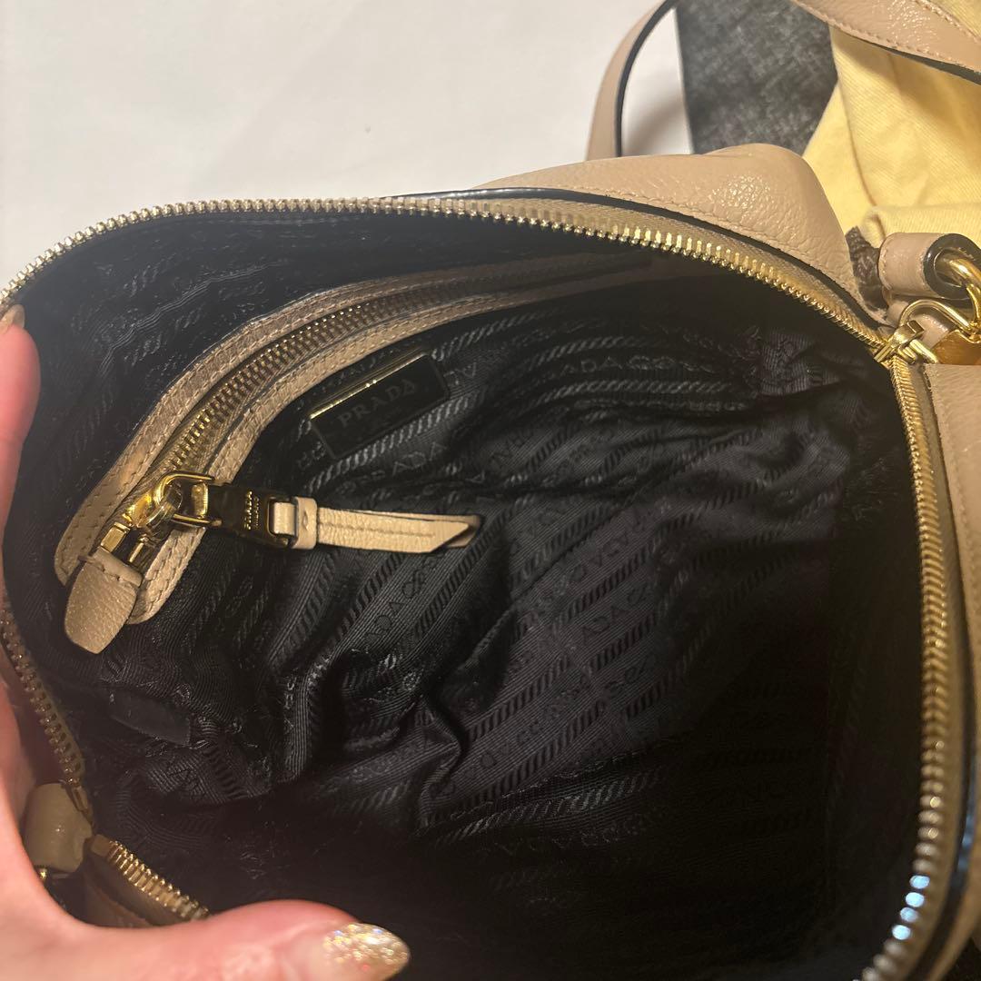 PRADA ベージュ 型押しショルダーバッグ オールレザー