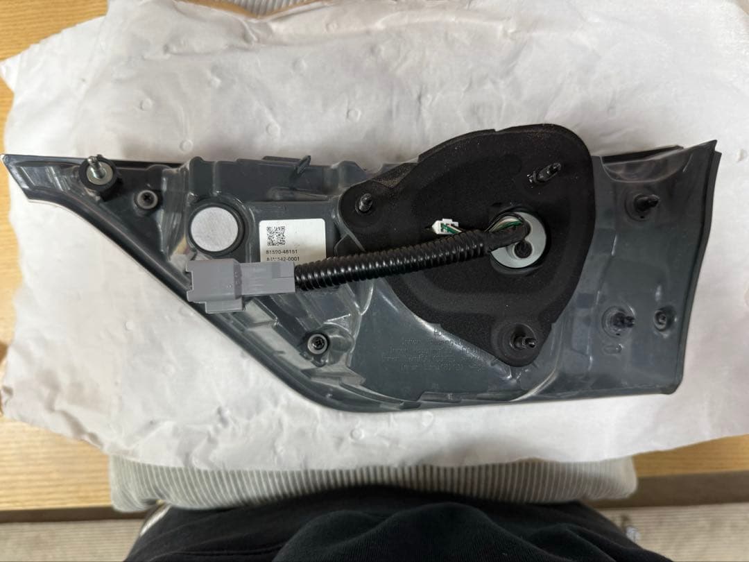 60系ハリアー（前期） 左テールレンズ バックドア側