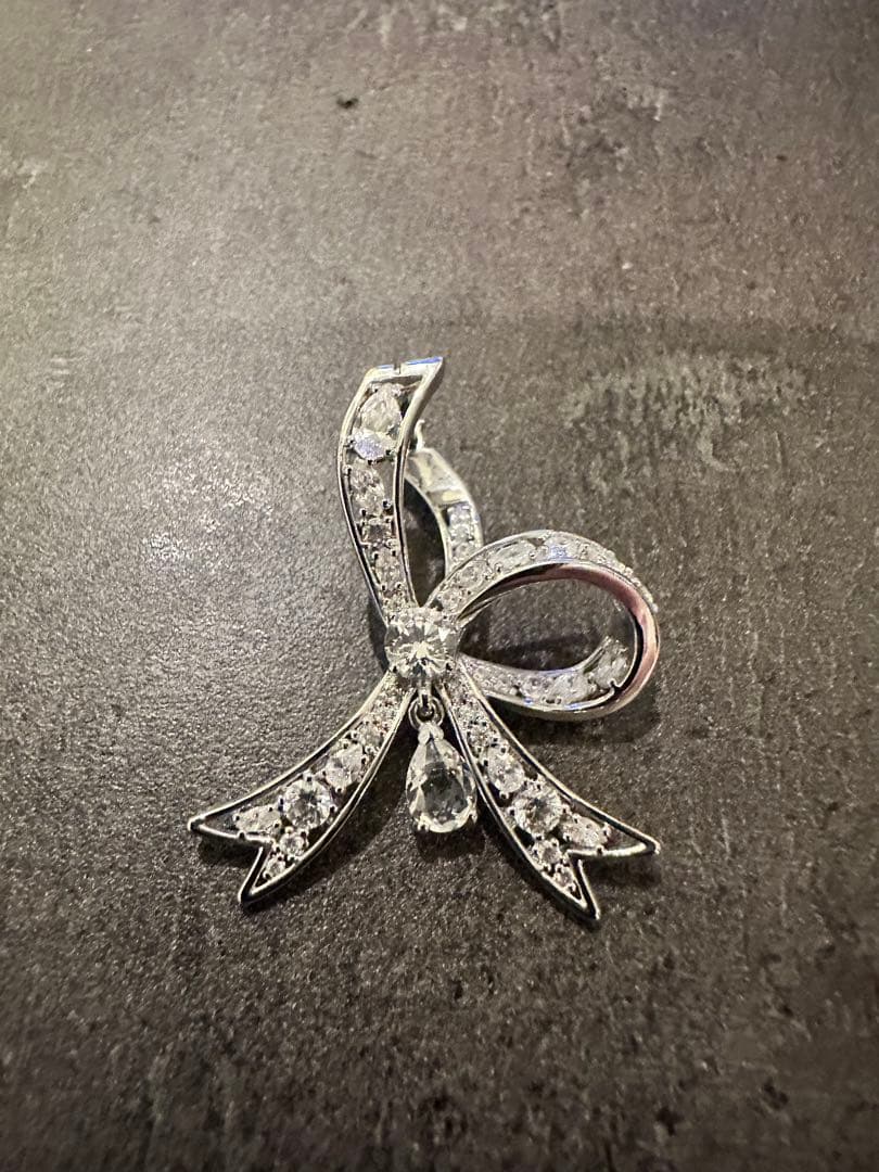 ほぼ未使用！！超美品！スワロフスキー　リボンピアス両耳