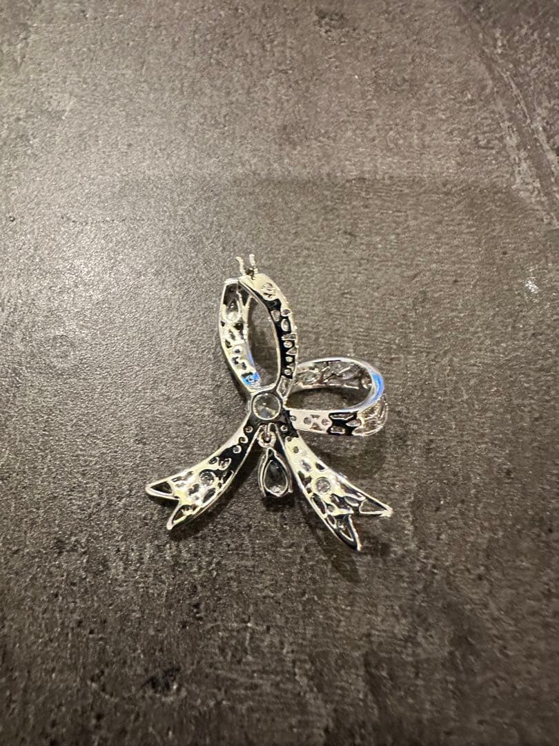 ほぼ未使用！！超美品！スワロフスキー　リボンピアス両耳