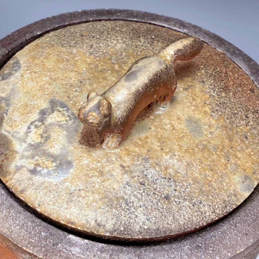 ■丹花義晴 作 水指 蓋にタヌキ 備前焼と信楽焼の融合 焼き締め自然豊かな風合い