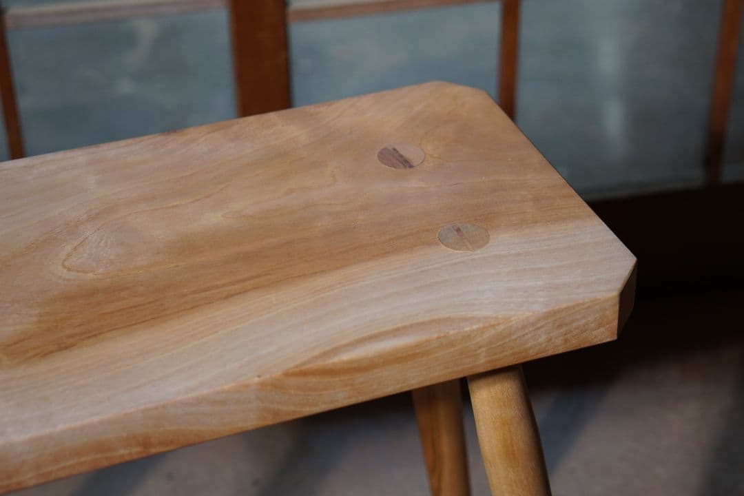 〜ふと触れたくなる無垢の家具を日常に〜 コントラストが映える桜の一枚板スツール