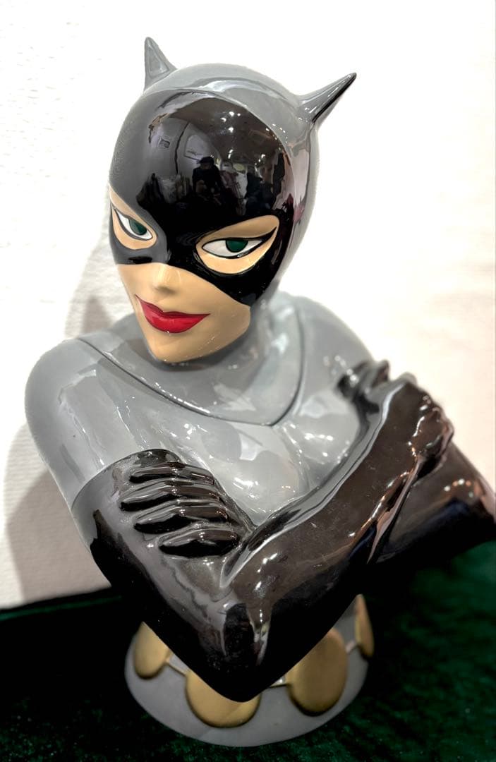 キャットウーマン胸像（磁器）ミッキーマウス置物（木製）