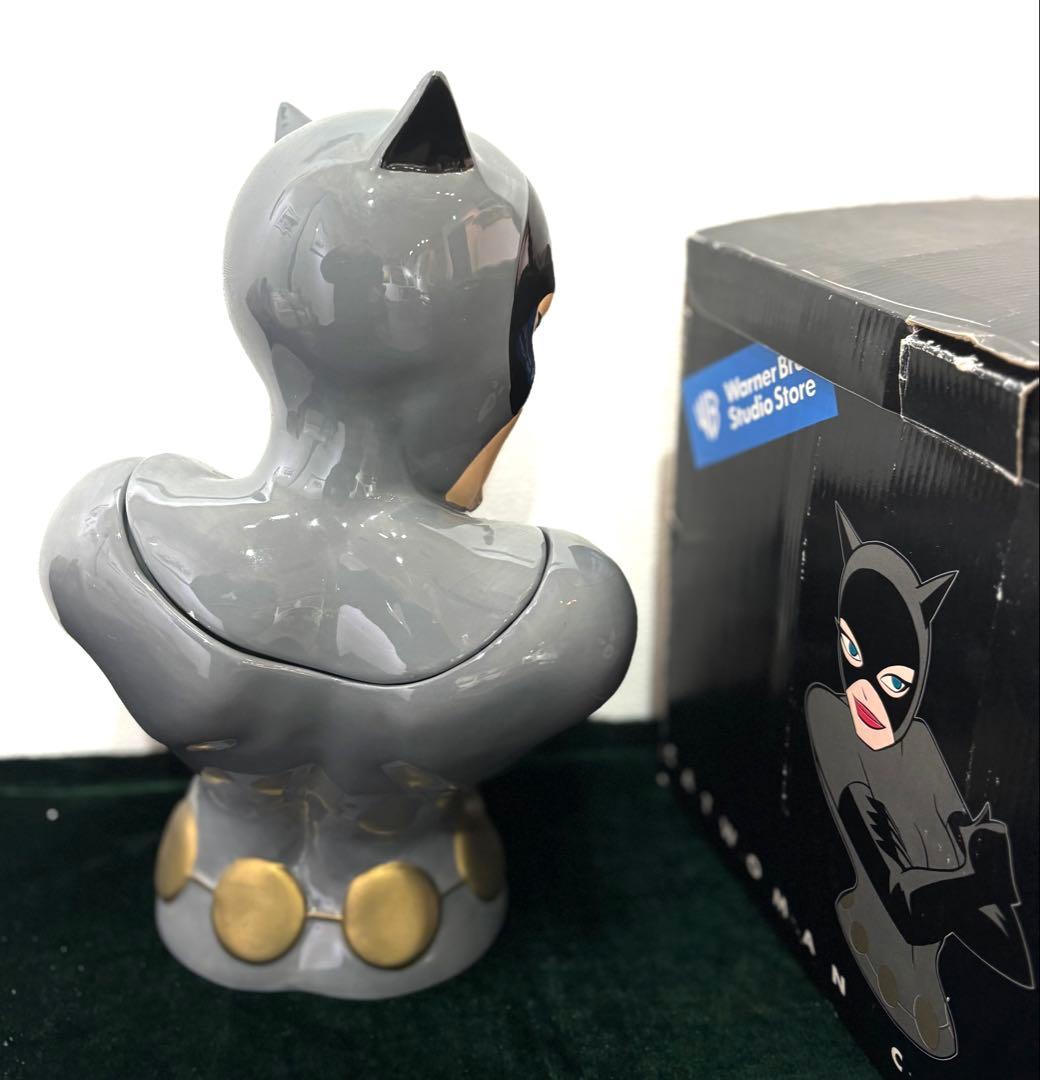 キャットウーマン胸像（磁器）ミッキーマウス置物（木製）