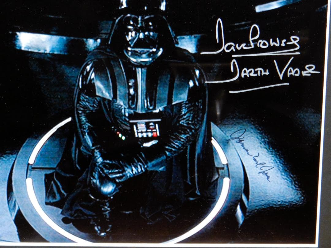 お正月セール　スターウォーズ　ダース・ベイダー　2名のサイン入り　証明書付き