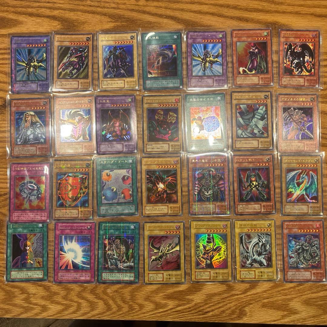 遊戯王カード　デュエルモンスターズ　ブラックマジシャン　ブルーアイズ　等28枚