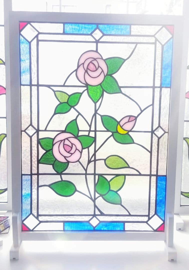 特大サイズ　ステンドグラス　ピンクローズのパネル(スタンド付)65.3㎝×47㎝