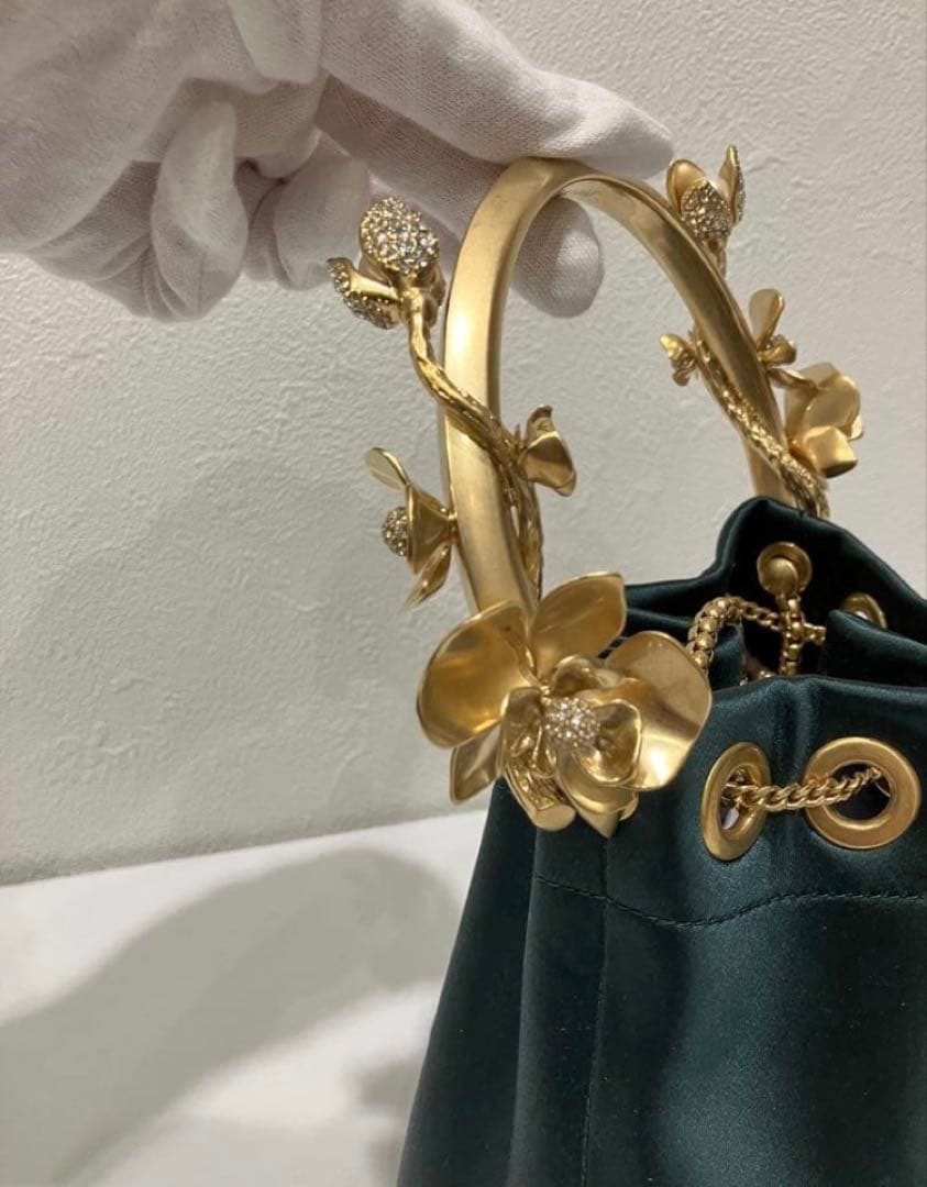 ジミーチュウ　メタルフラワー付き サテン・バケットバッグ　jimmy choo