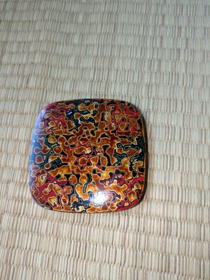 津軽塗の入れ物と皿