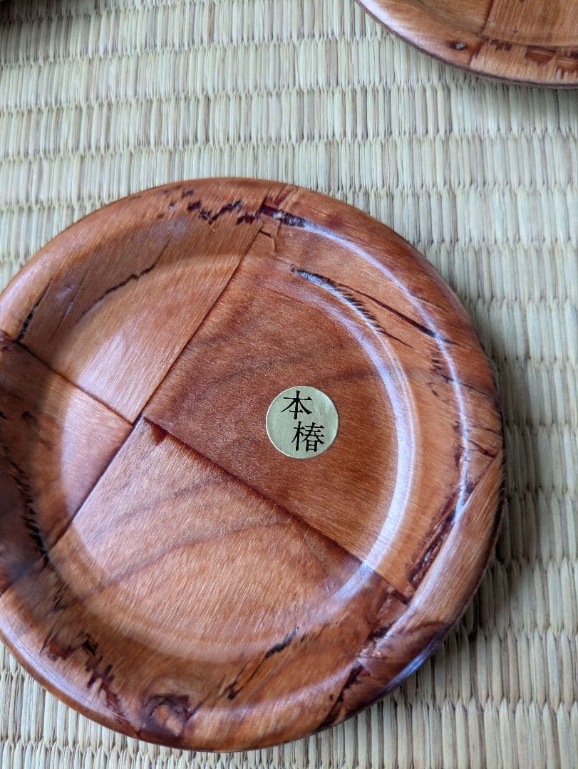 津軽塗の入れ物と皿