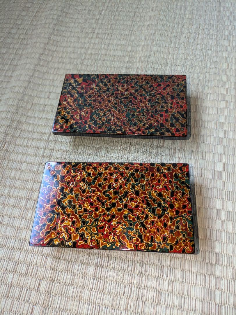 津軽塗の入れ物と皿