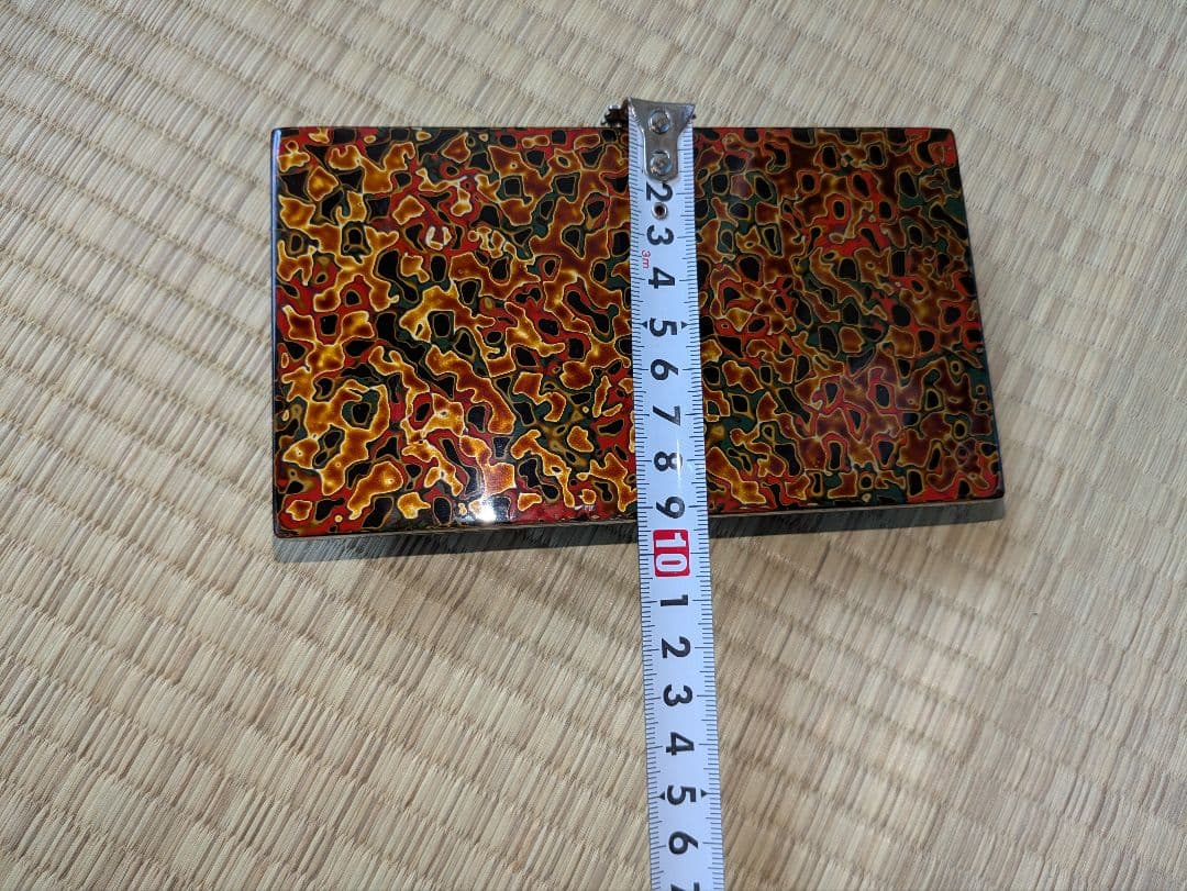 津軽塗の入れ物と皿