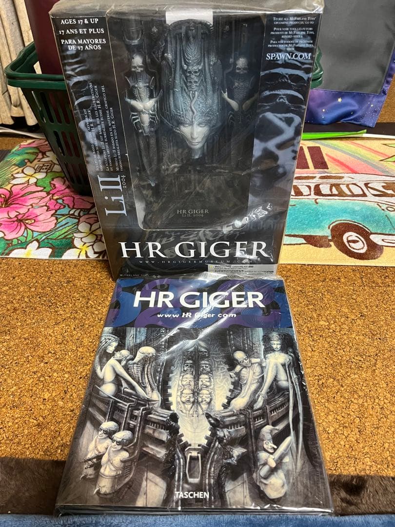 HR GIGERフィギュア&写真集