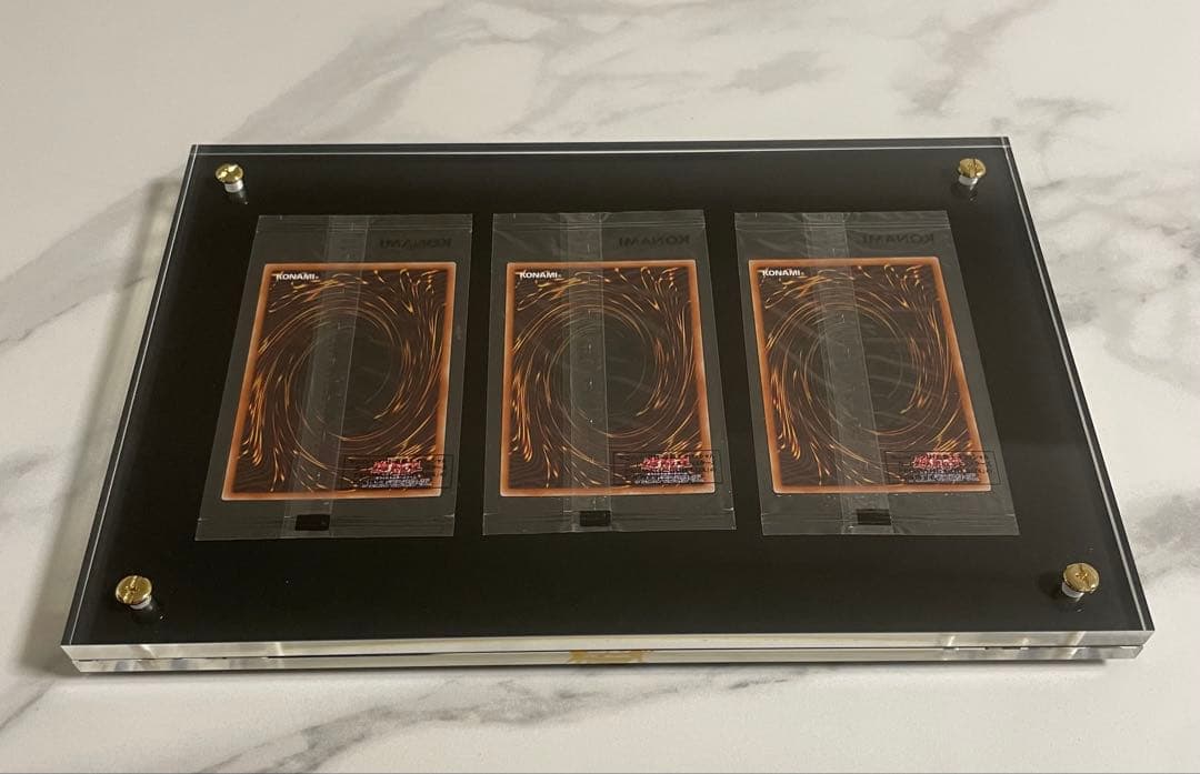 遊戯王　♢三幻神♢　プリズマ　特製カードディスプレイケース付き