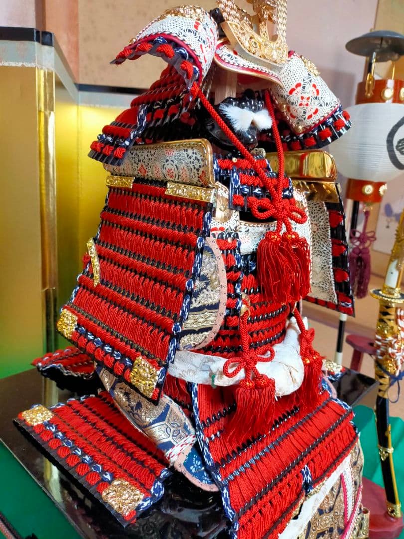 京都島津有職五月人形、大鎧飾り 金屏風、弓、太刀、提灯（灯付）緑色毛氈、黒塗台座