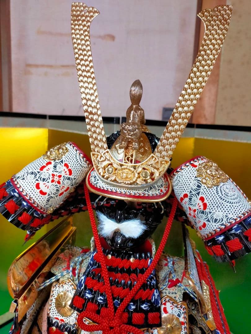 京都島津有職五月人形、大鎧飾り 金屏風、弓、太刀、提灯（灯付）緑色毛氈、黒塗台座