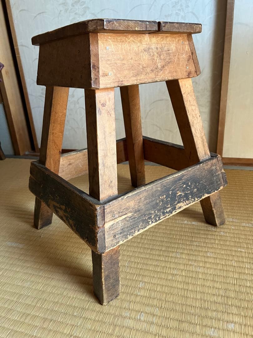 アンティークチェア　無垢材　木製　昭和レトロな学校の椅子　スツール　花台