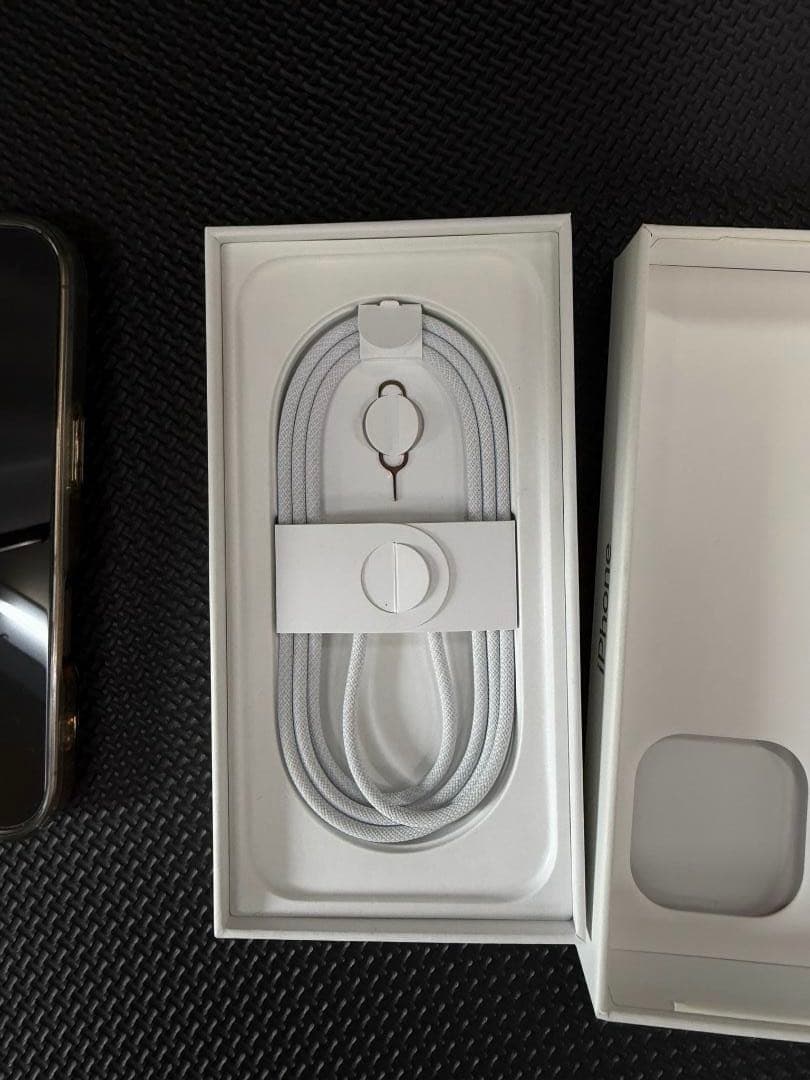 【美品】 iPhone 16 Pro　デザートチタニウム256GB 本体