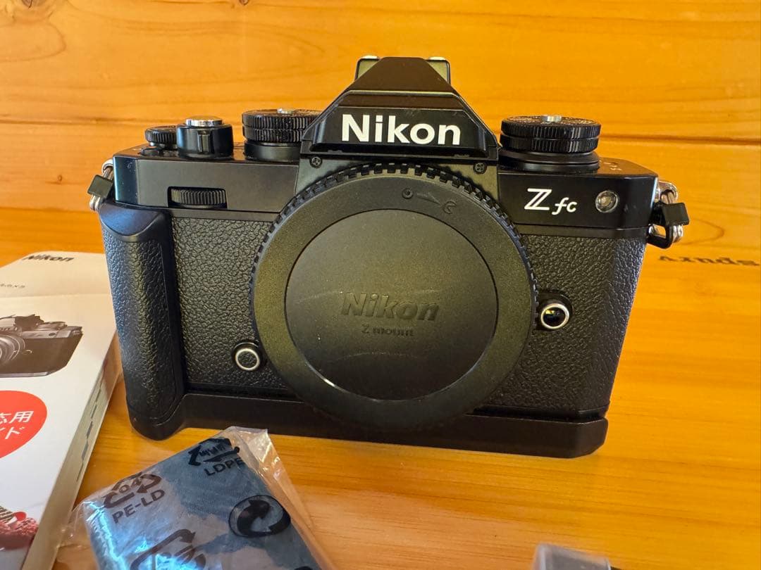 Nikon Zfcミラーレスカメラ本体(純正グリップ付)とおまけ