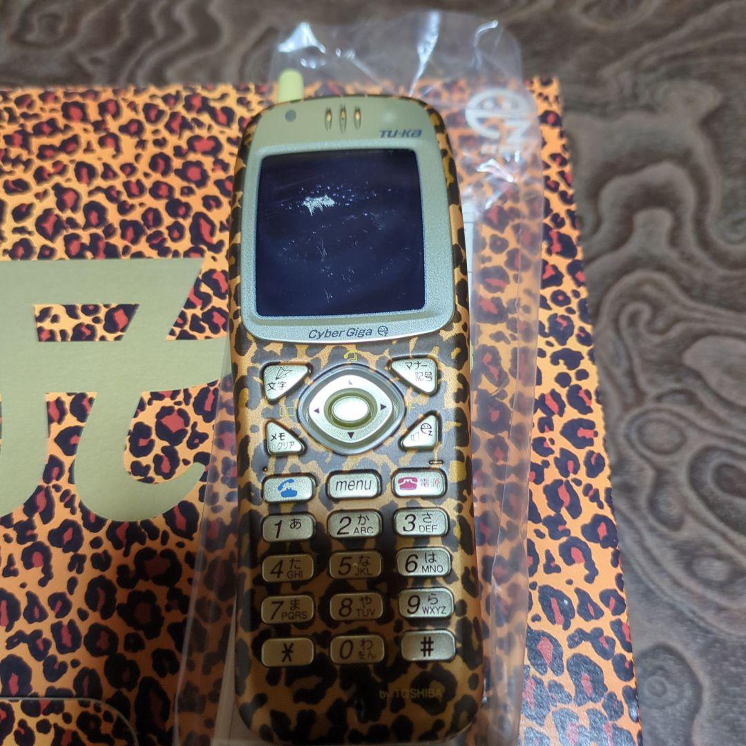 浜崎あゆみ限定モデルの携帯電話 ヒョウ柄デザインのTU-KA TT03