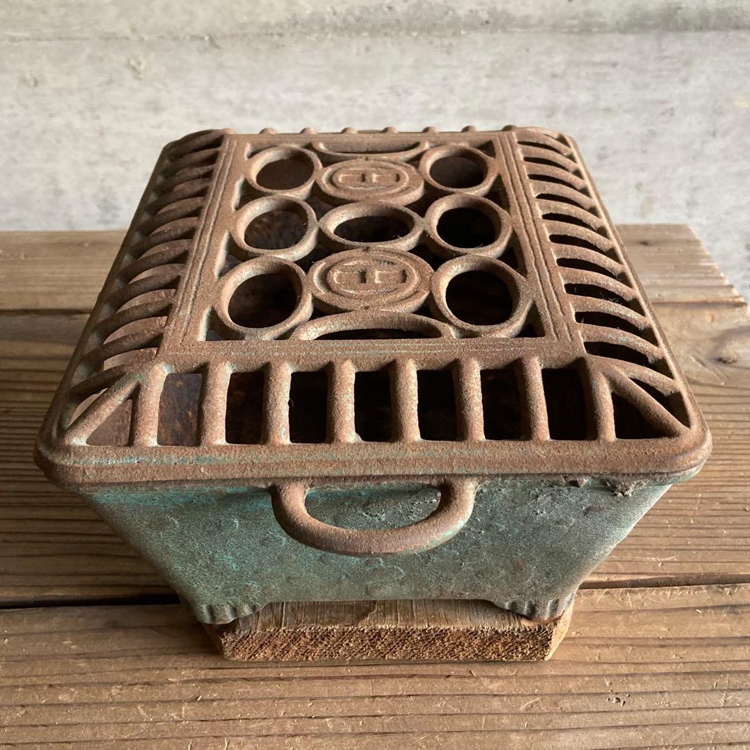 古い火鉢 手炙り 行火 暖房 香炉 蚊取り線香入れ 鉄製 木製台 骨董 レトロ