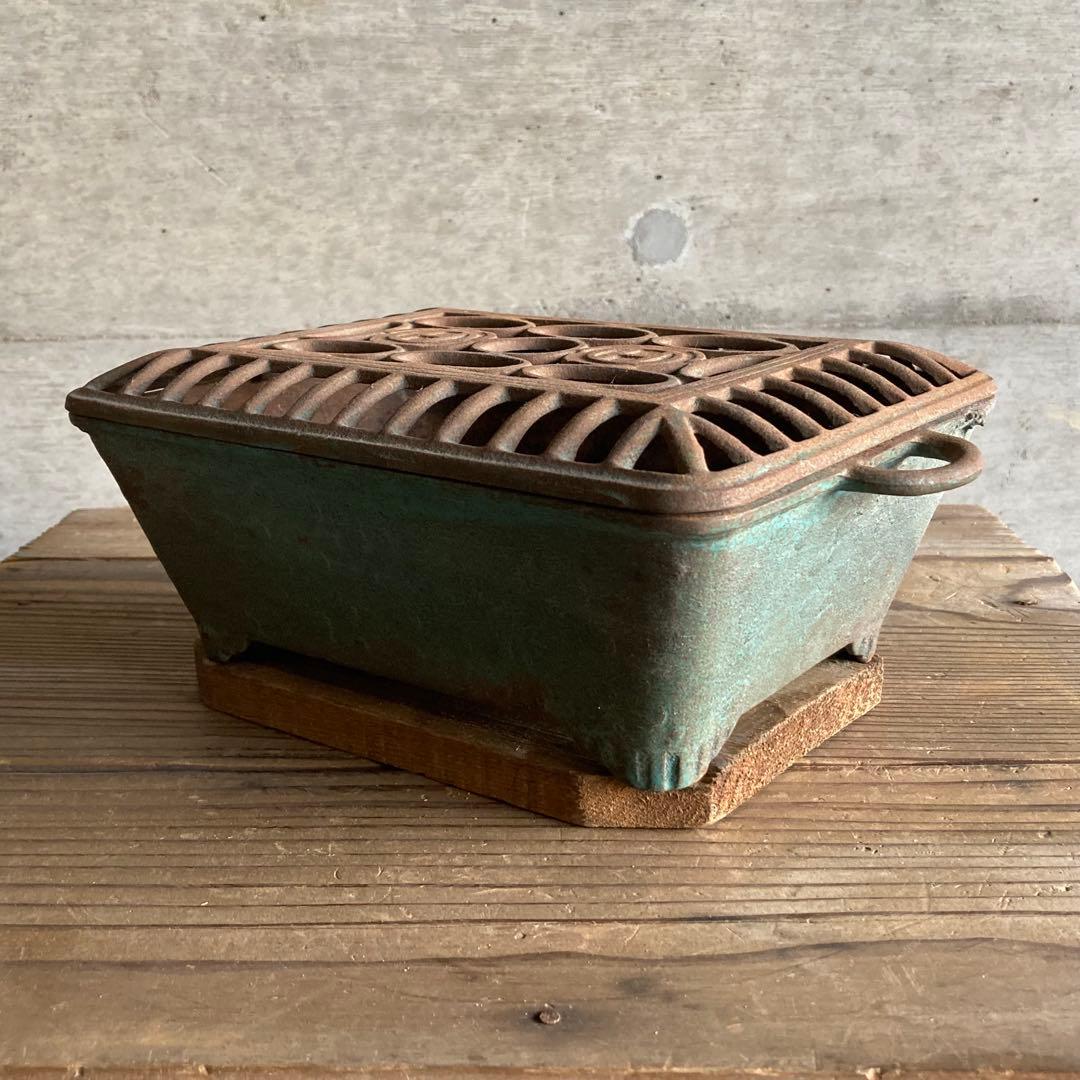 古い火鉢 手炙り 行火 暖房 香炉 蚊取り線香入れ 鉄製 木製台 骨董 レトロ