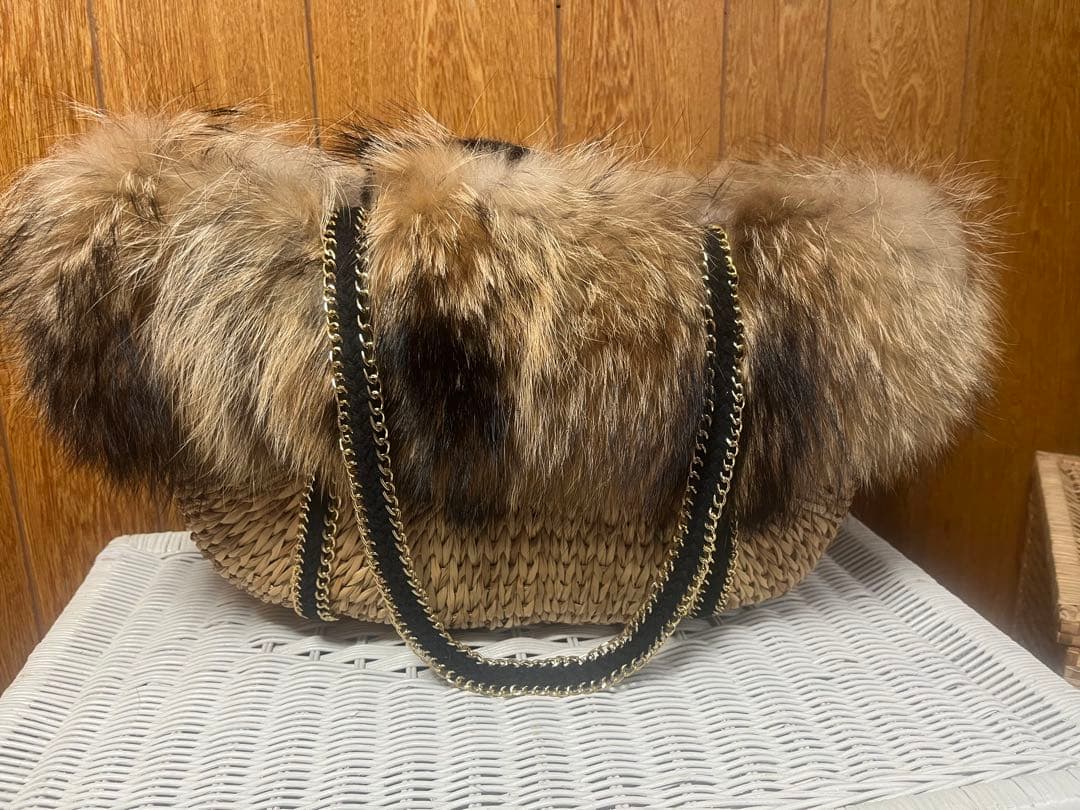 ストローとファーのキャリーバッグ