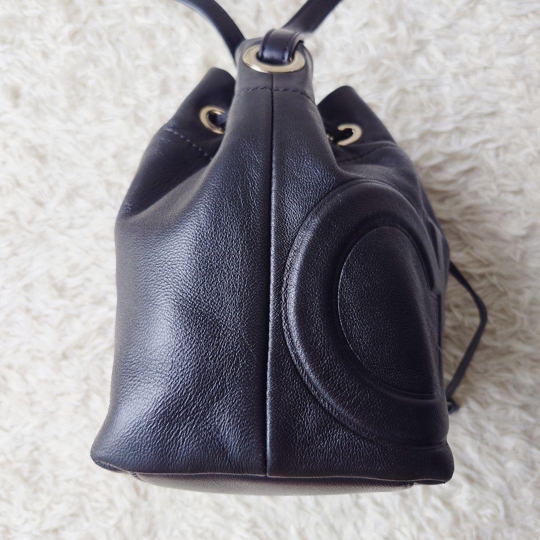 Jimmy Choo ジュノ 巾着 ブラック 型押しロゴ デカロゴ