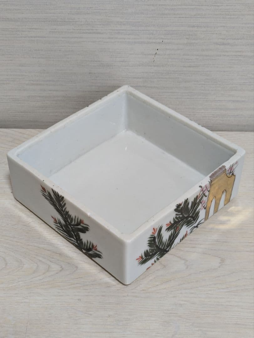 骨董品　大正ロマン　蓋付き四段重　陶器製　金彩松竹梅と旭日鶴飛来