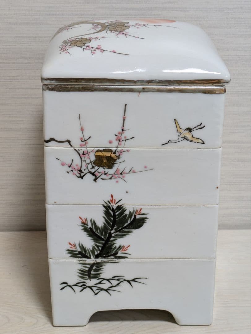 骨董品　大正ロマン　蓋付き四段重　陶器製　金彩松竹梅と旭日鶴飛来