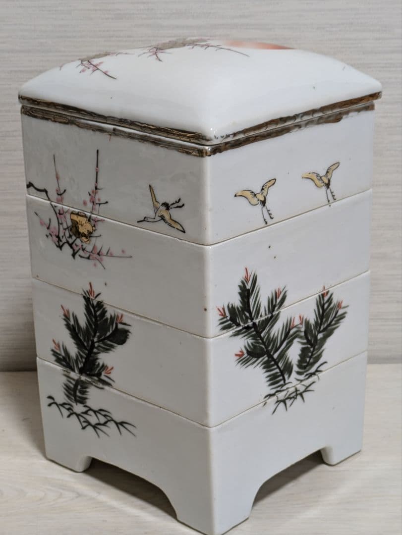骨董品　大正ロマン　蓋付き四段重　陶器製　金彩松竹梅と旭日鶴飛来